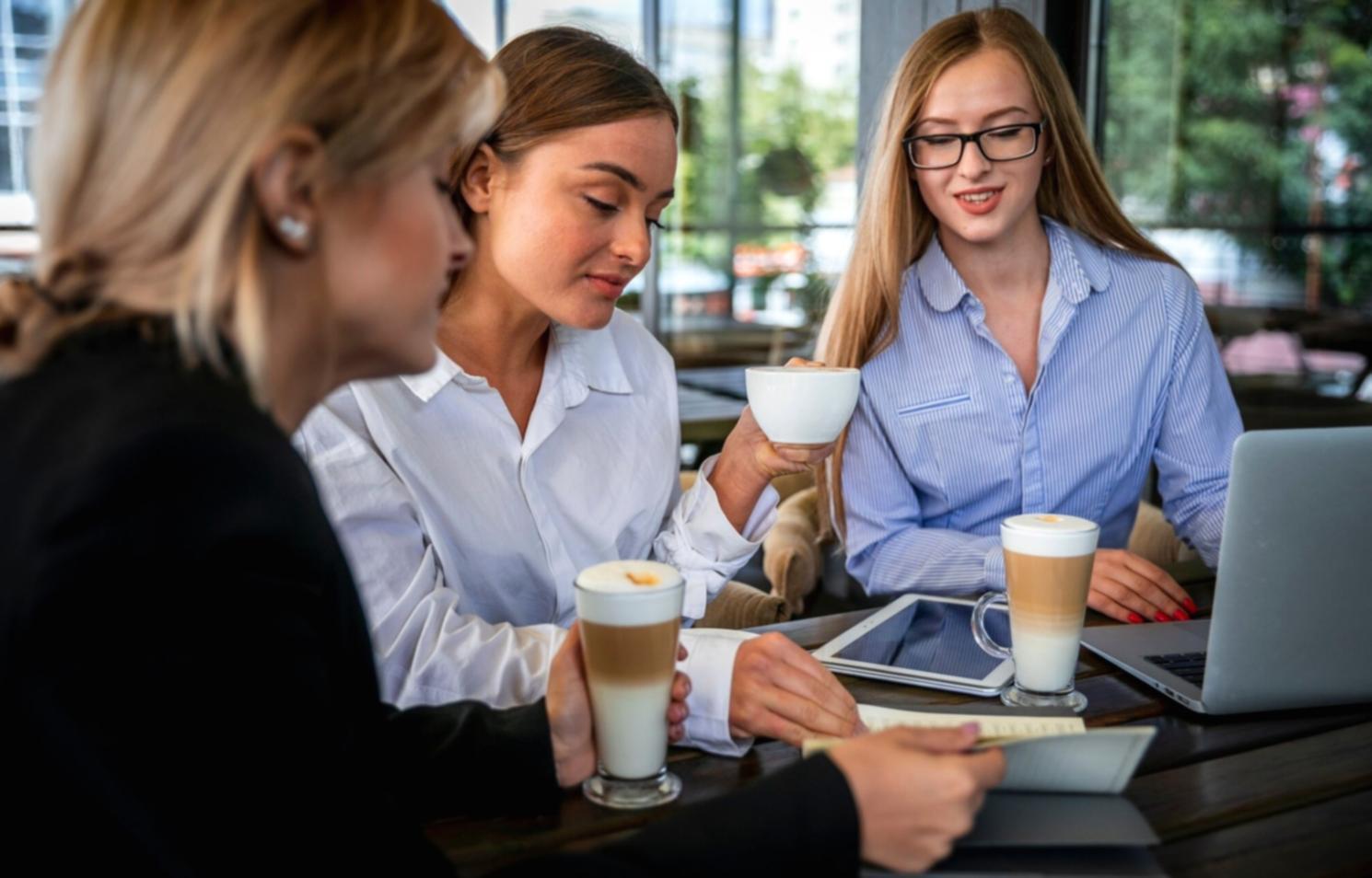 Teamarbeit bei der Dokumentenprüfung